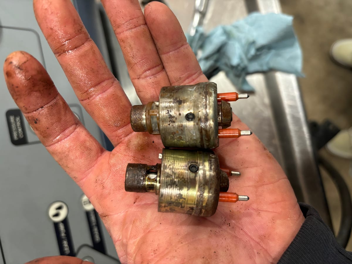 Dirty TBI fuel injectors before cleaning