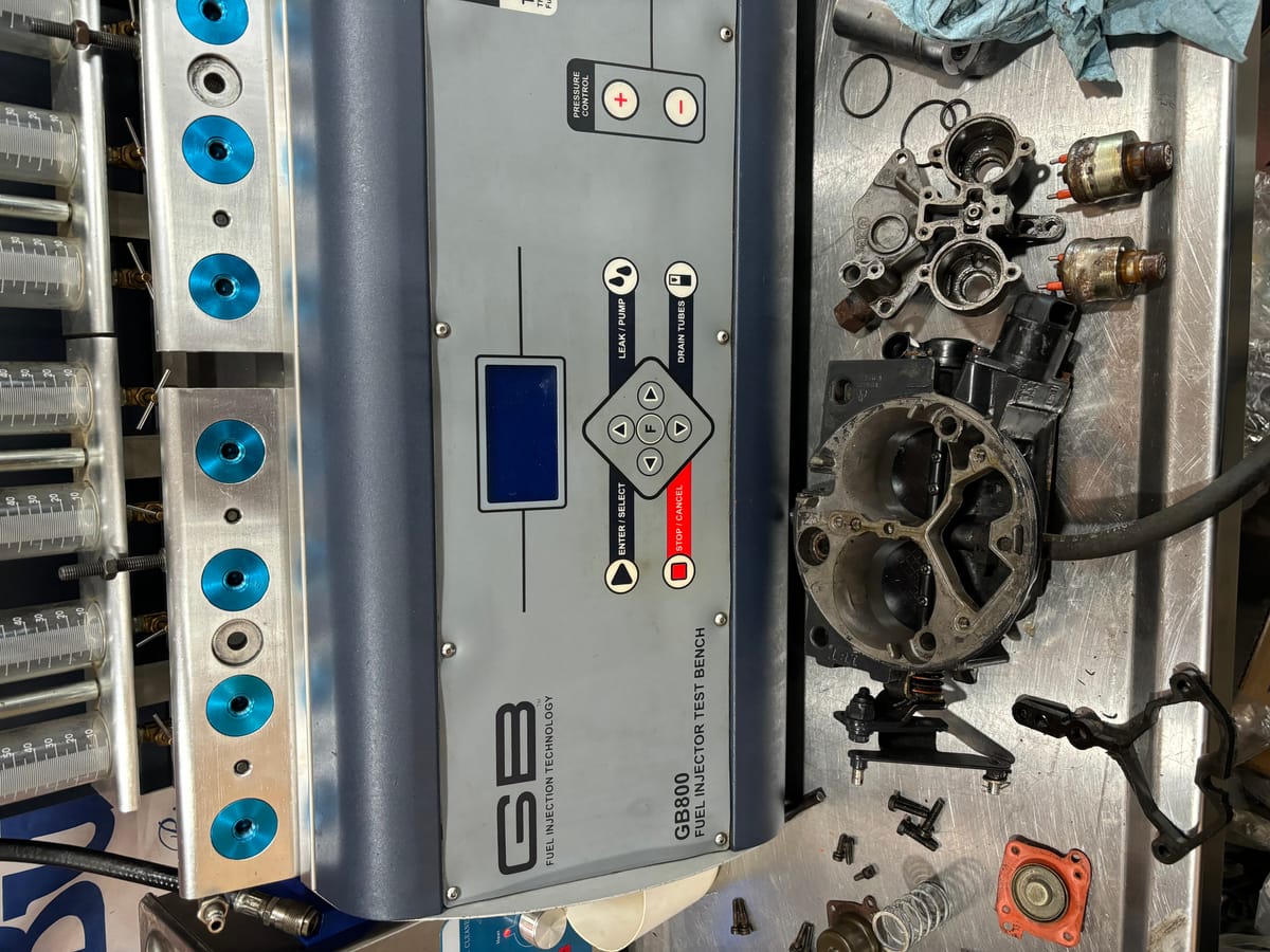 GB800 fuel injector test bench with TBI injectors being tested